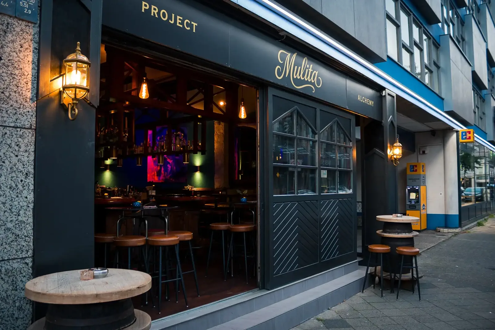 Eingang des Mulita Project Alchemy in Düsseldorf